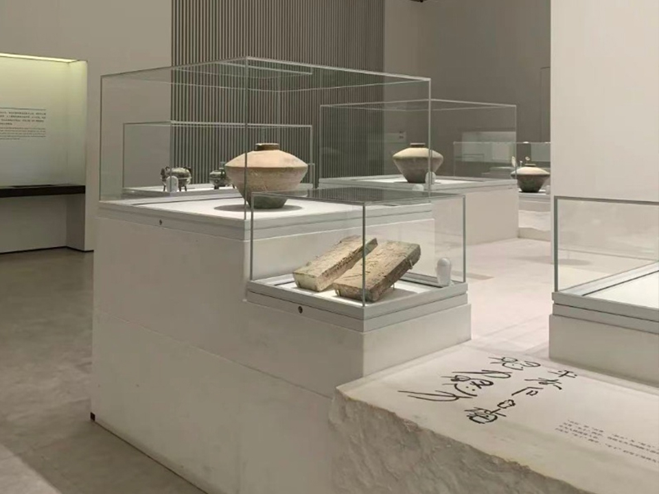 Museum Display Lighting Without Hot Spots or Color Distortion