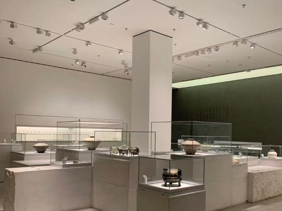 Museum Display Lighting Without Hot Spots or Color Distortion