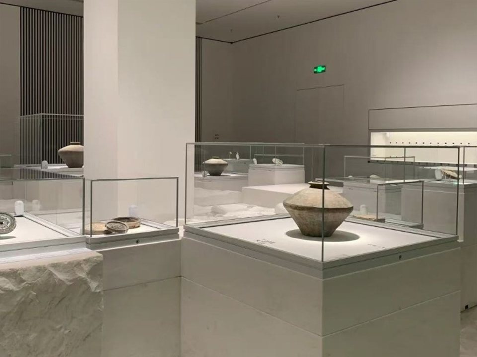 Museum Display Lighting Without Hot Spots or Color Distortion