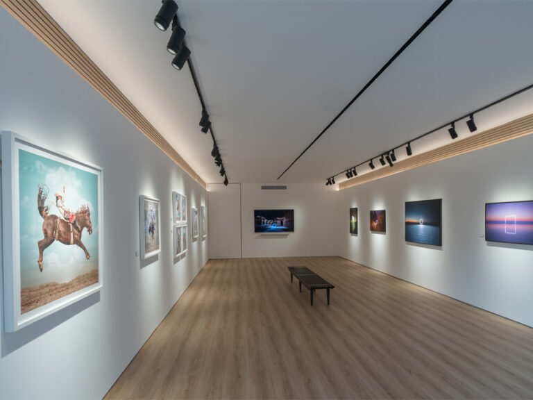 Art Wall Lighting with Track Systems and Better Uniformity Control